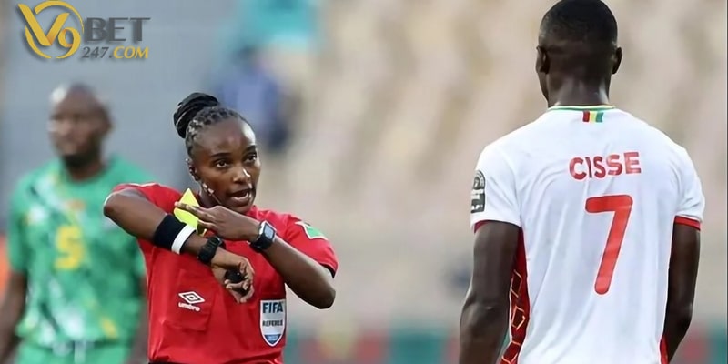 Salima Mukansanga là vị trọng tài nữ tại World Cup 2022 đến từ Trung Đông